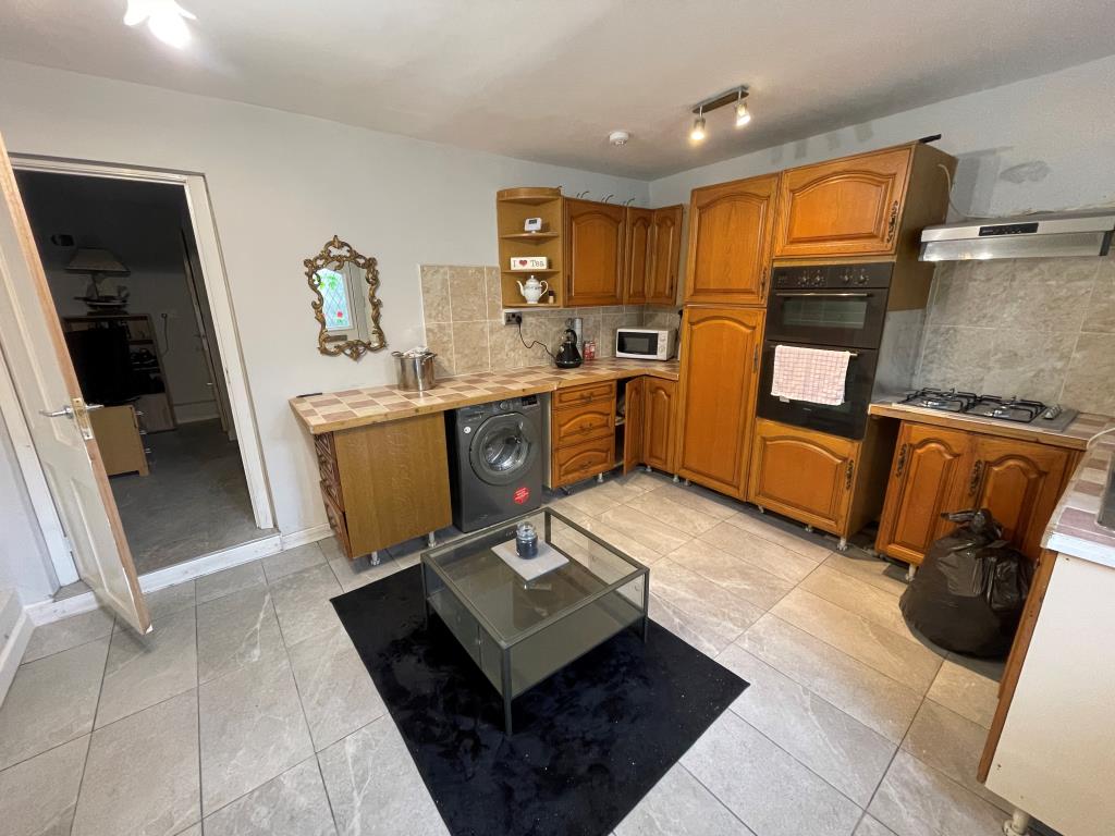 Lot: 129 - FREEHOLD RESIDENTIAL INVESTMENT FOUR-BEDROOM HOUSE AND TWO STUDIOS - Basement flat
